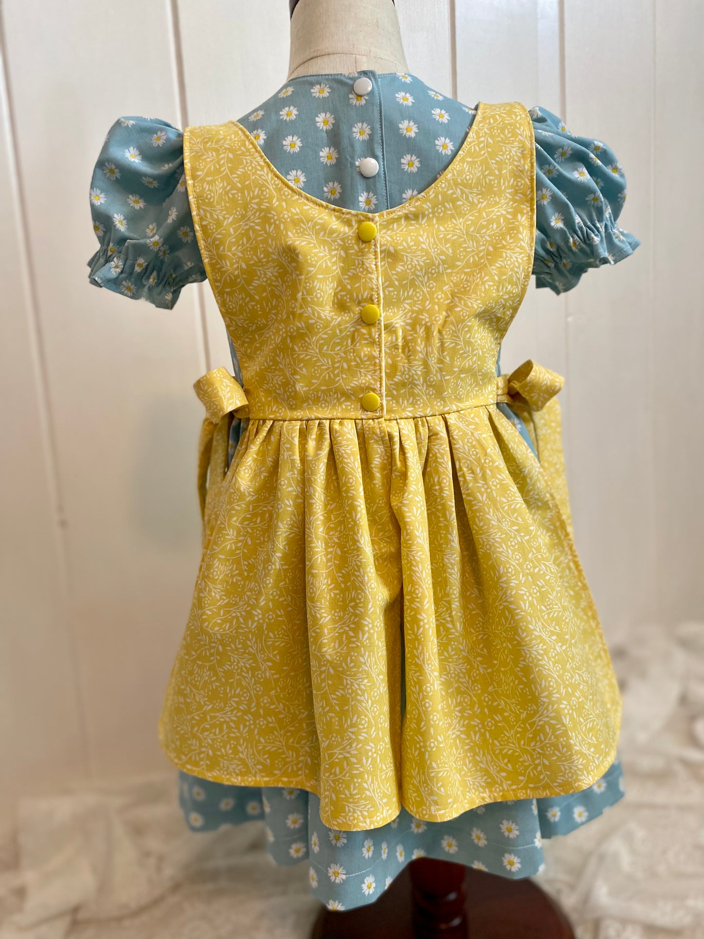 Blue puff with apron
